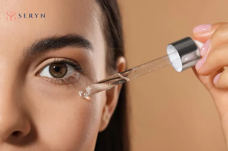Sử dụng kem dưỡng ẩm chuyên sâu hoặc retinol giúp giảm nếp nhăn quanh mắt hiệu quả