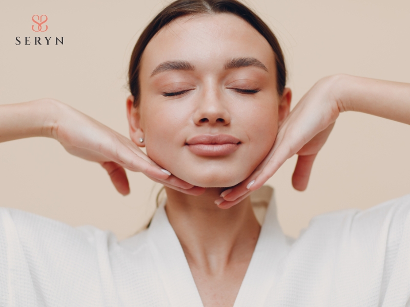 Massage nâng cơ mặt bằng tay giúp tạo đường nét V line và giảm chảy xệ