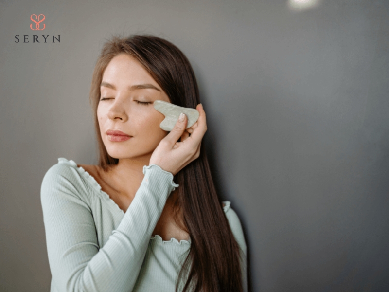 Gua Sha giúp nâng cơ mặt và định hình đường viền hàm rõ nét