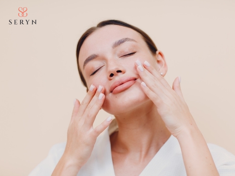 Massage nâng cơ mặt đúng cách kích thích lưu thông máu và thúc đẩy sản sinh collagen tự nhiên