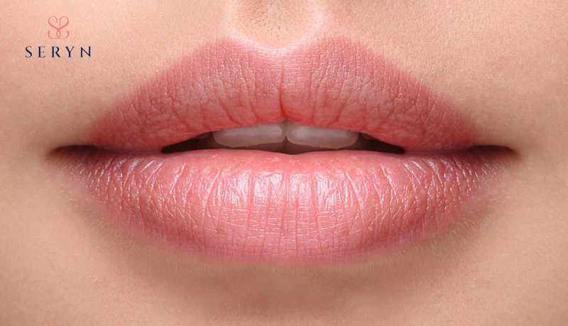 Môi bị nếp nhăn đến từ sự sụt giảm collagen & elastin tuổi tác