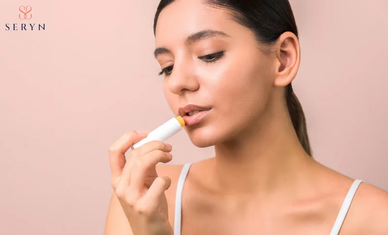 Chú trọng các thói quen dưỡng môi chứa hoạt chất cấp ẩm như Peptides, Ceramides.. 