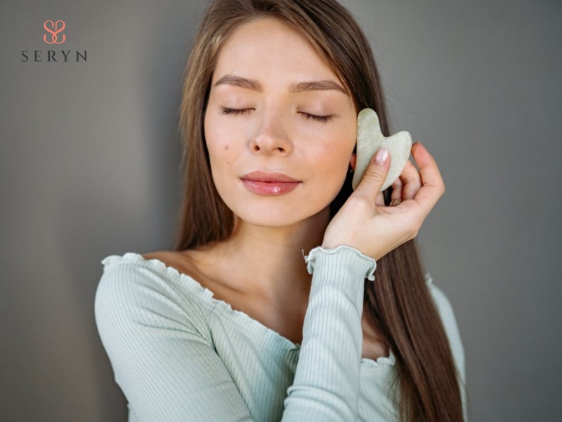 Massage nâng cơ mặt bằng phương pháp Gua Sha