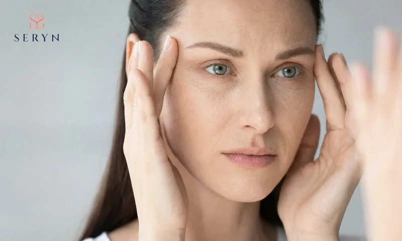 Các nếp nhăn li ti xuất hiện quanh gò má khiến gương mặt thiếu sức sống 