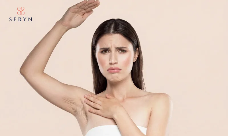 Yếu tố lão hóa là nguyên nhân tác động khiến vùng da nách bị chùng nhão, chảy xệ