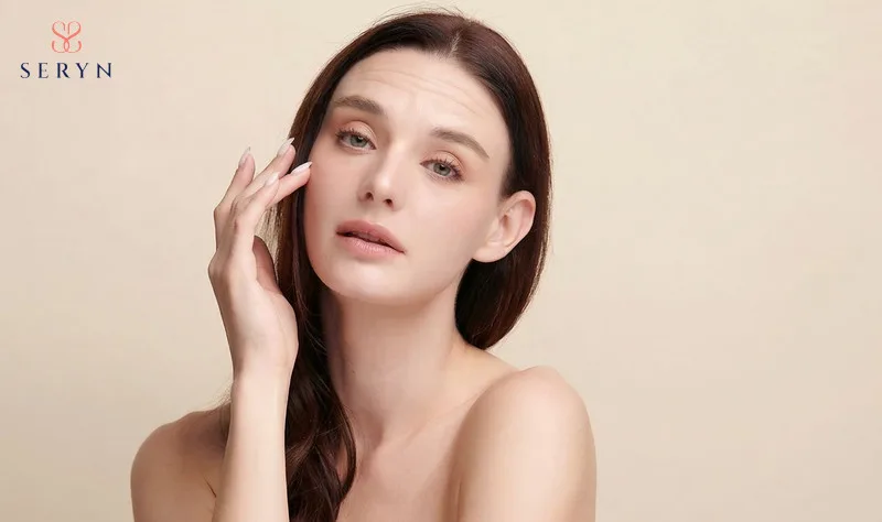 Sự sụt giảm collagen rõ rệt ở tuổi 25-35 có thể khiến nếp nhăn trên trán phụ nữ trông rõ hơn