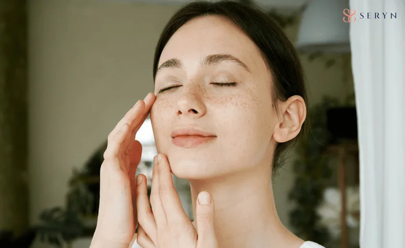 Sai lầm khi xóa nếp nhăn mắt tại nhà là bạn dùng lực massage quá mạnh