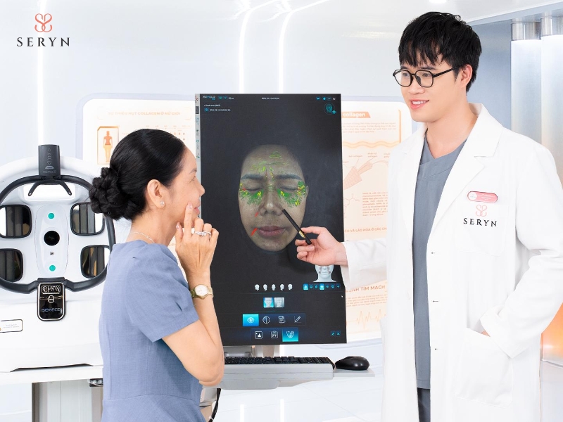 Bác sĩ đánh giá tình trạng da trước khi chỉ định công nghệ trẻ hóa Bác sĩ đánh giá tình trạng da trước khi chỉ định công nghệ trẻ hóa