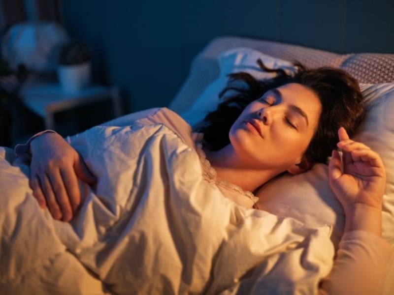 Duy trì thói quen ngủ đủ 7–8 giờ mỗi đêm để cải thiện lão hóa da vùng mắt, trán, má Duy trì thói quen ngủ đủ 7–8 giờ mỗi đêm để cải thiện lão hóa da vùng mắt, trán, má