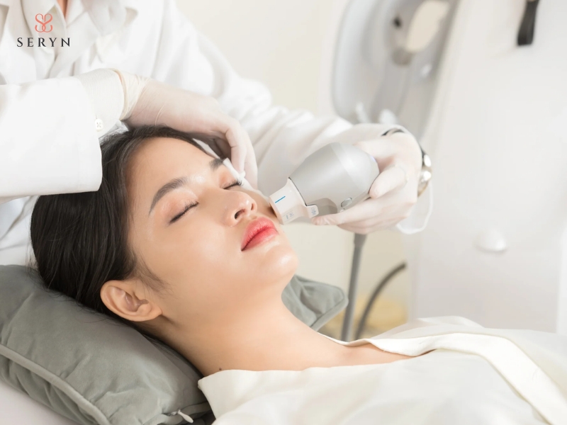 HIFU sử dụng sóng siêu âm hội tụ cường độ cao để tác động vào mô sâu mà không cần phẫu thuật HIFU sử dụng sóng siêu âm hội tụ cường độ cao để tác động vào mô sâu mà không cần phẫu thuật
