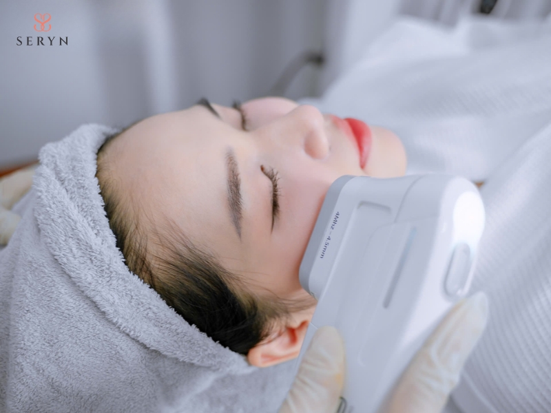 HIFU có thể được cân nhắc khi vùng má và đường viền hàm bắt đầu chảy xệ HIFU có thể được cân nhắc khi vùng má và đường viền hàm bắt đầu chảy xệ