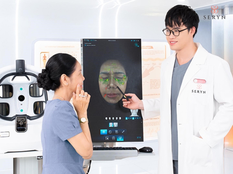 Bác sĩ đánh giá cấu trúc da và mức độ chảy xệ trước khi lựa chọn phương pháp Bác sĩ đánh giá cấu trúc da và mức độ chảy xệ trước khi lựa chọn phương pháp