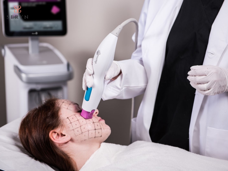 Hệ thống làm mát bảo vệ bề mặt da trong khi năng lượng RF tác động vào các lớp mô bên dưới Hệ thống làm mát bảo vệ bề mặt da trong khi năng lượng RF tác động vào các lớp mô bên dưới