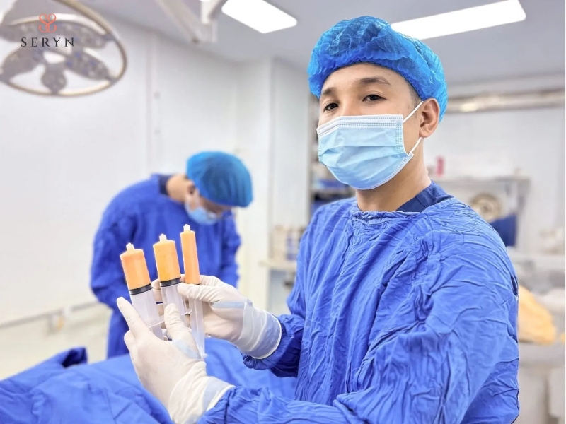 Bác sĩ cấy mỡ thành nhiều lớp mỏng để tăng khả năng tiếp xúc với mô nhận Bác sĩ cấy mỡ thành nhiều lớp mỏng để tăng khả năng tiếp xúc với mô nhận