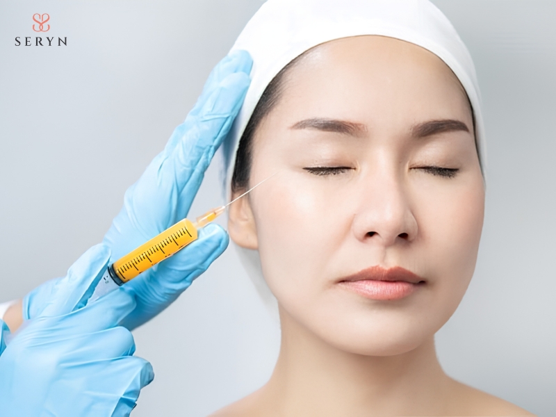 Cấy mỡ tự thân là quá trình bác sĩ lấy mỡ từ vùng bụng hoặc đùi, xử lý rồi cấy vào vùng má hóp. Cấy mỡ tự thân là quá trình bác sĩ lấy mỡ từ vùng bụng hoặc đùi, xử lý rồi cấy vào vùng má hóp.