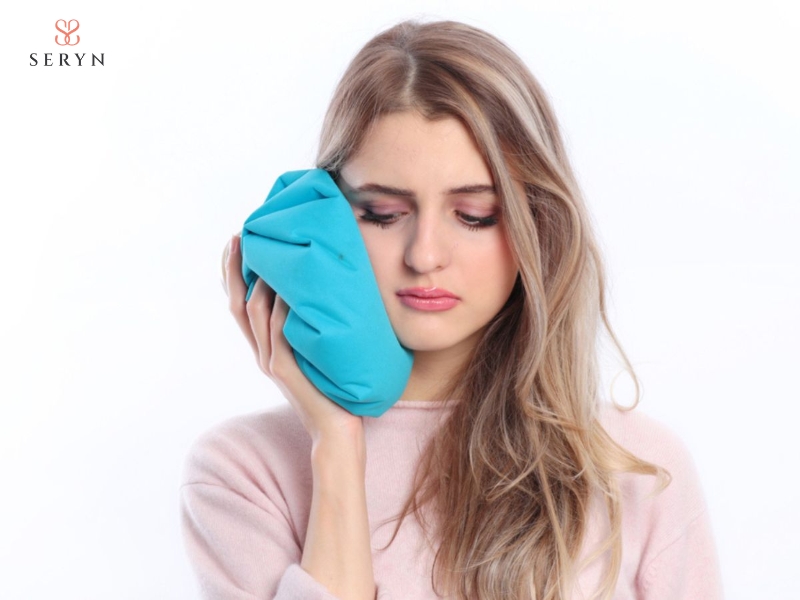 Chườm lạnh nhẹ trong 24–48 giờ đầu có thể giúp giảm sưng tại vùng tiêm Chườm lạnh nhẹ trong 24–48 giờ đầu có thể giúp giảm sưng tại vùng tiêm