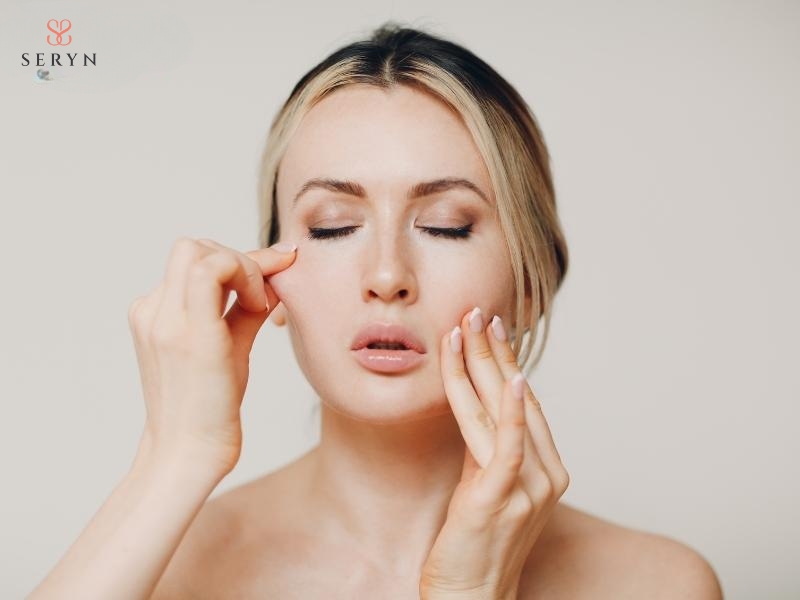 Giảm cân nhanh khiến lớp mỡ dưới da mặt suy giảm, làm vùng má mất độ đầy đặn Giảm cân nhanh khiến lớp mỡ dưới da mặt suy giảm, làm vùng má mất độ đầy đặn