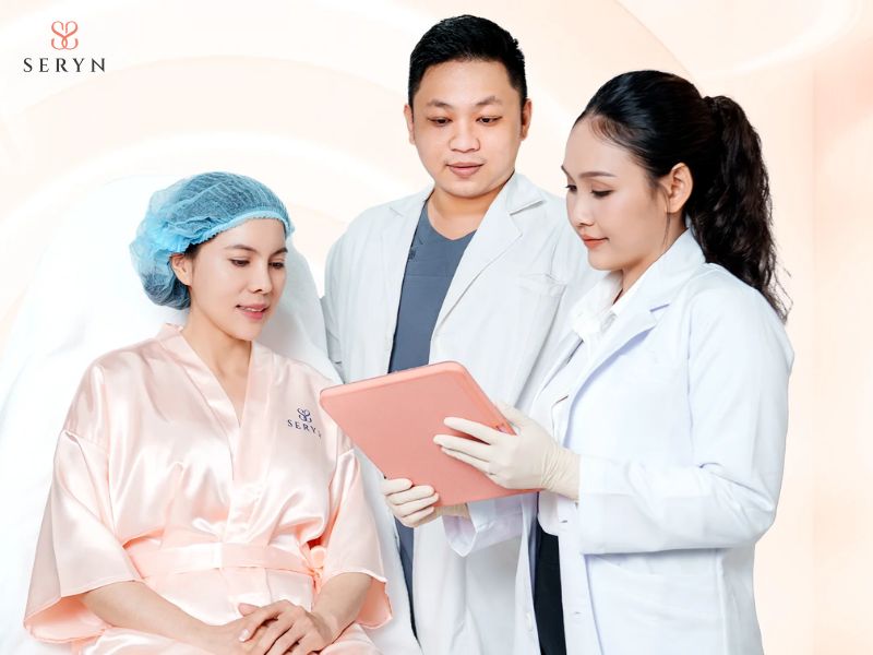 Bác sĩ đánh giá tình trạng nếp nhăn trước khi tiêm filler Bác sĩ đánh giá tình trạng nếp nhăn trước khi tiêm filler